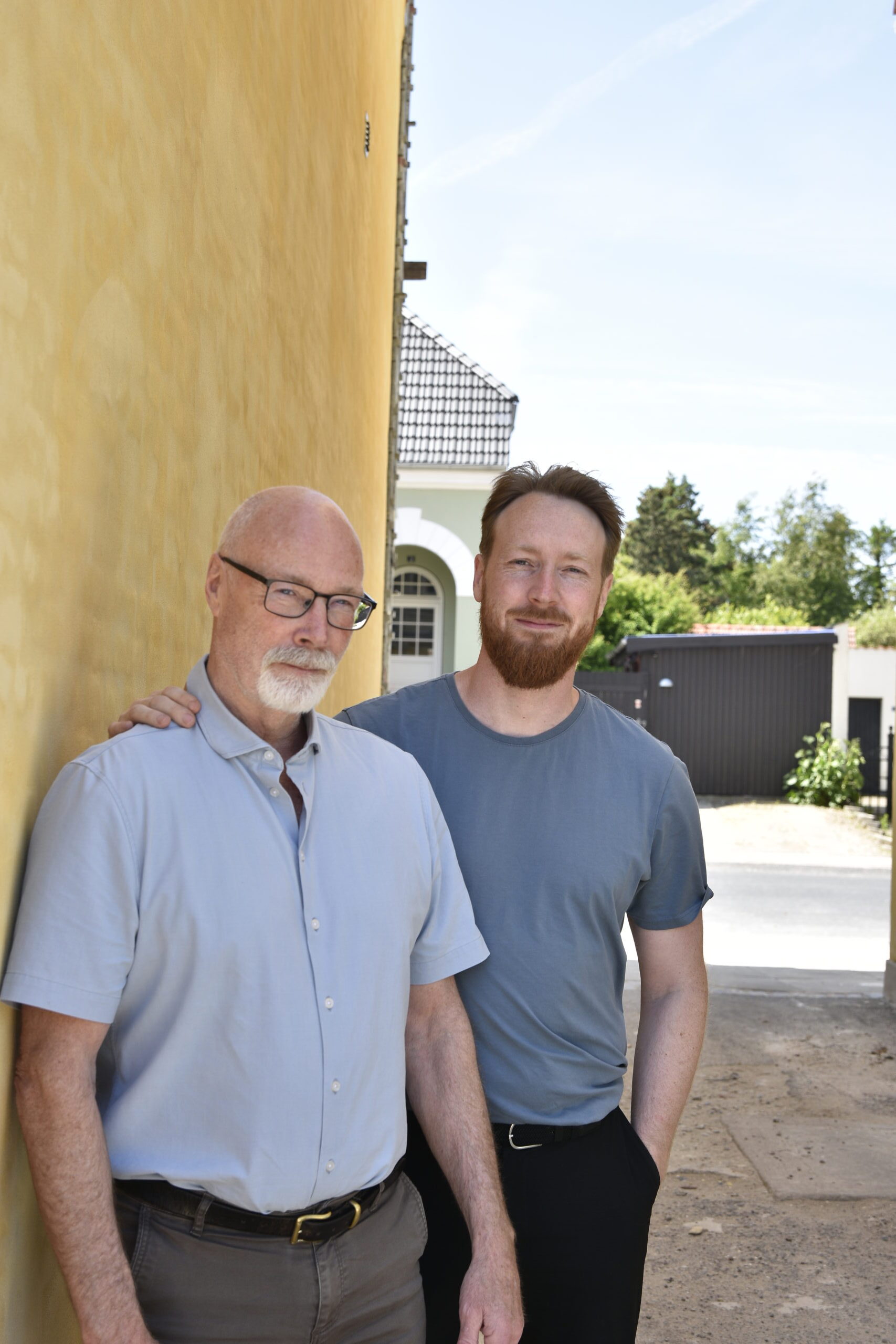 Jan Due Johansen og Niels Due Johansen foran Trippelhusene